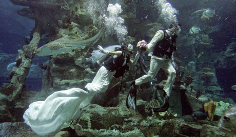 víz alatti esküvői kép menyasszonyról